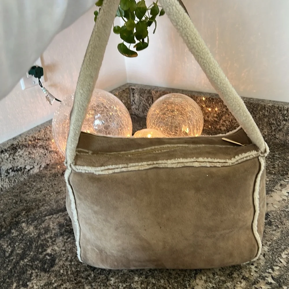 Chanel Vintage Shearling CC Hobo - Picture 3 of 11